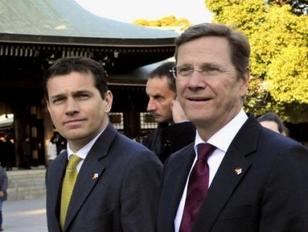 Westerwelle y su compañero, en un viaje a Tokio 