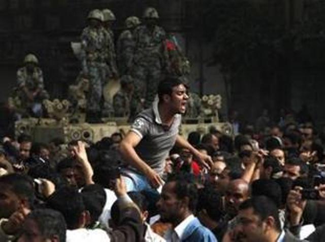 Los manifestantes rechazan los cambios en el gobierno de Mubarak 