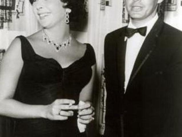 La actriz de Hollywood Elizabeth Taylor, junto a su cuarto esposo, el cantante Eddie …