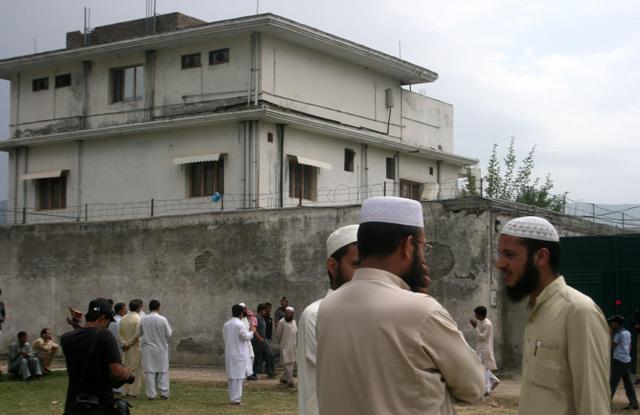 Fotografía de archivo del jueves 5 de mayo de 2011 en la que residentes y reporteros rodean la casa donde el líder de al-Qaida Osama bin Laden fue muerto por un comando especial de Estados Unidos en Abotabad, Pakistán. (Foto AP/Aqeel Ahmed)