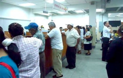 jubilados-reciben-sus-cheques