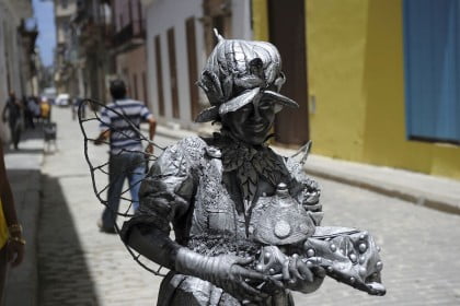 CUBA-WORK-LIVING STATUE