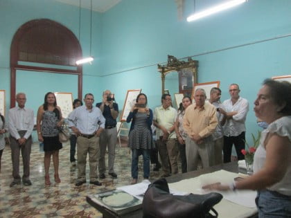 Artista uruguaya inaugurando exposición