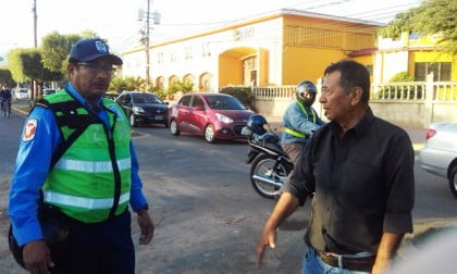 Un agente de traisto conversa con Juan Jose Perez en el lugar de los hechos